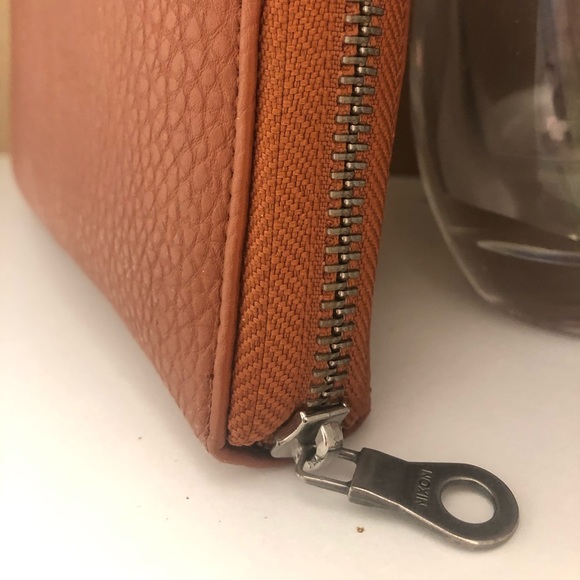 Gently loved Nixon leather wallet - Picture 3 of 4